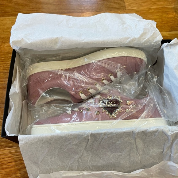Dolce & Gabbana Sneakers in a mauvy pink with red velvet heart in size 37 - Picture 2 of 12